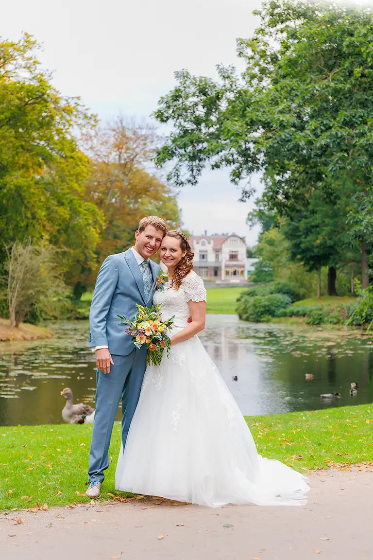 Achter het oude stadhuis in Steenwijk in het park aldaar.